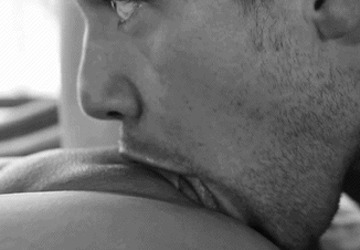 aladyssecretdesires:  Morning kisses…. Mmmmm….💋
