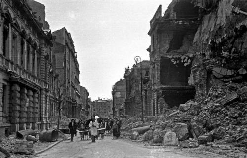 mostly-history:Ruins of Warsaw after the Second World War:Market place in Polna Street (1946).Market