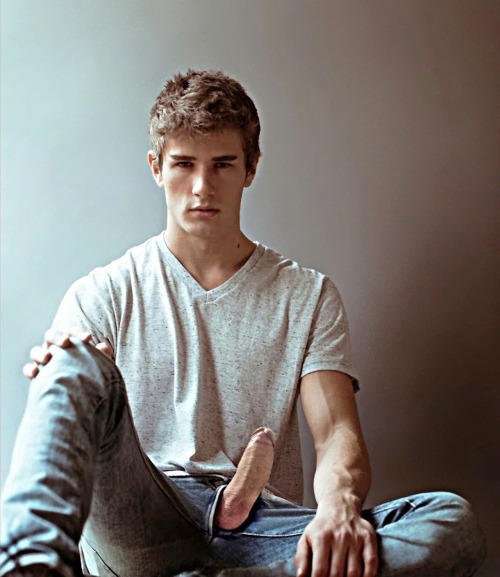 cumenjoytheelixirofgaylove:  Just  love  to  sit  around  like  this  !   Nice  looking  MAN .