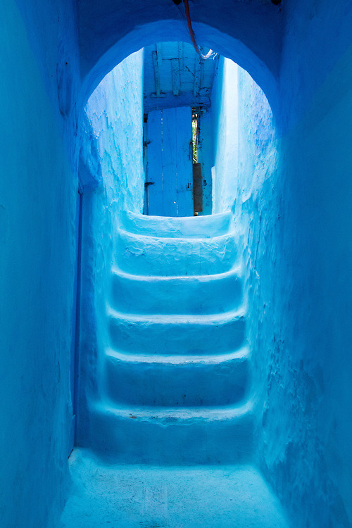 morobook:Morocco.Chefchaouen.Blue stairs/Boy playing in The streets