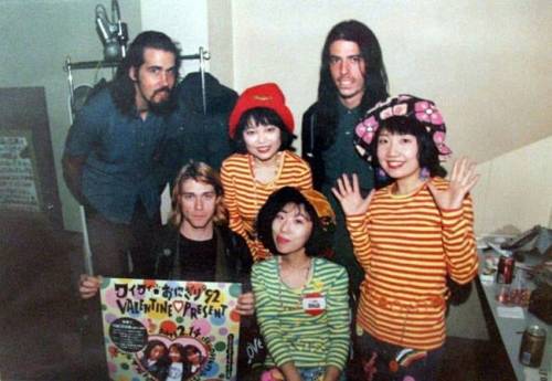 14 de Fevereiro de 1992 NIRVANA + Shonen Knife Em Heavier Than Heaven, Charles Cross escreveu: &ldqu