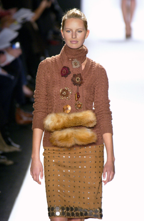 unes23: Karolina Kurkova at Oscar de la Renta FW05