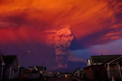 softwaring:Alex Vidal Brecas - The Calbuco volcano in Chile erupted for the first time in more than 