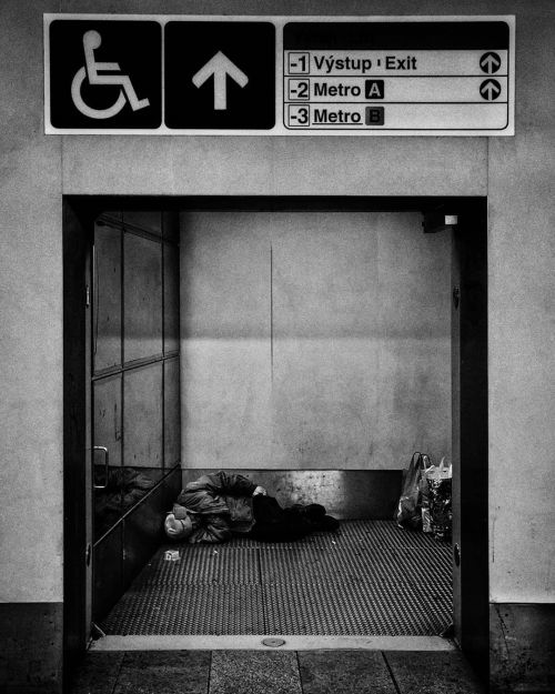 Underground life#czechrepublic #prague #passage #underground #metro #streetphotography #streetphotog