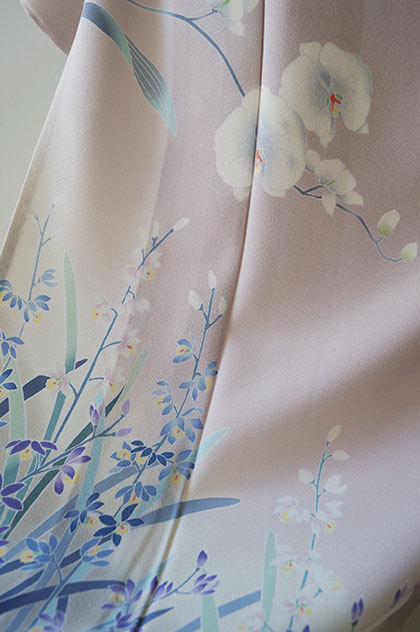 Delicate early summer kimono outfit, featuring this super soft shunran (noble orchid) houmongi, pair