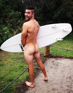 naughtyhotaussieguys:  yum beach bum