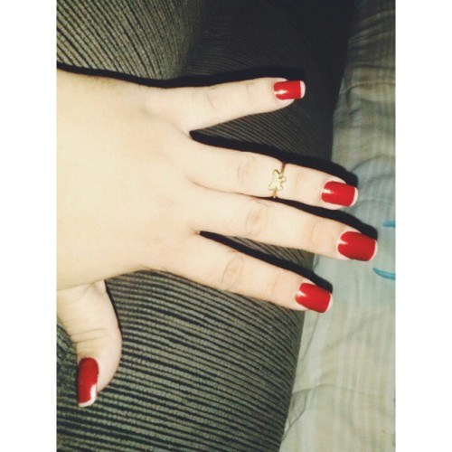 Ele com os olhos avermelhados, ela com as unhas de vermelho… #vscocamphotos