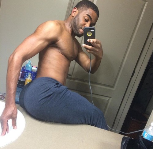 seacrit14:  getitmoist:  IG : Bodyamazin & it is.  Went to college with this guy