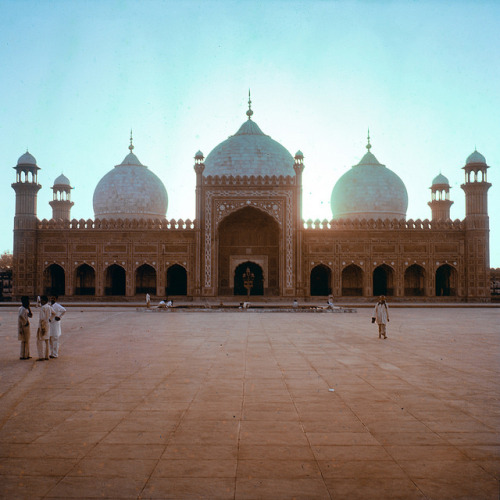 dastaanewatan:samz_westpakistan_002_1957 by BU ICEAACH on Flickr. Badshahi Mosque, Lahore, Pakistan 