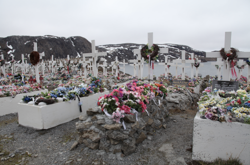 Upernavik’s cemetery, Greenland, by Hedi Witter (2014).