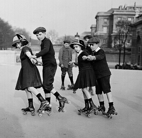 funjoke:Albert Harlingue - Enfants jouant avec des patins à roulettes, Paris, vers 1910.