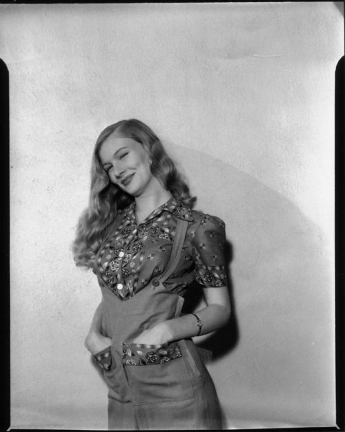 mylovelydeadfriends:Veronica Lake, ca. 1940s