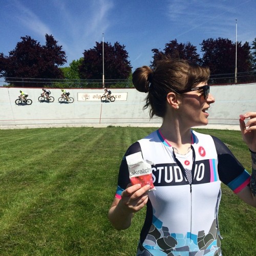 laatsteronde: TRACK DAYS ARE HERE - #theFEEDsnackattack so hard right now while spectating the Mens 