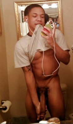 marcussnow69:  Cute and such a big dik.  Source nudeselfshots-blackmen