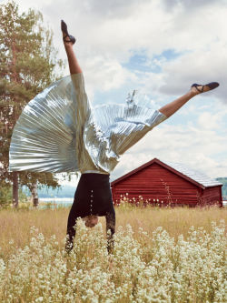 sfilate:  Karlie Kloss in Natural High photographed