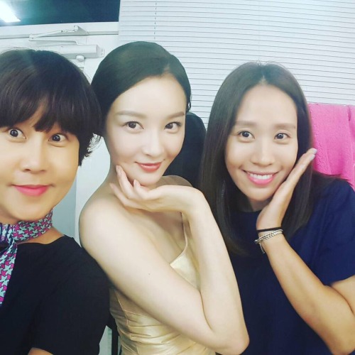[PIC] Minkyung with hair&make up artist for ‘Enprani’ (cosmetic brand) (cr:jiahnsung