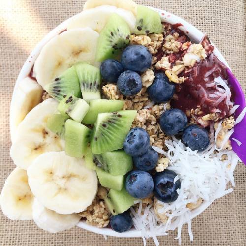 tessbegg:  Tropical açai smoothie bowl for lunch😛😛 Was enjoying this on the grass next to the beach then some ants decided to bite me on both hands☹️ #vegan
