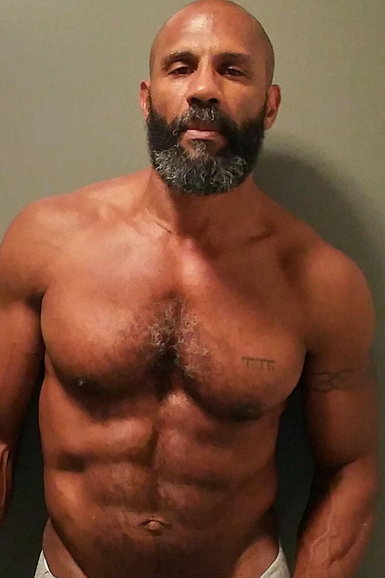 transmanbottom:  brothafan:  D A D D Y  OMG HE IS SO WHAT I WANT BETWEEN MY LEGS