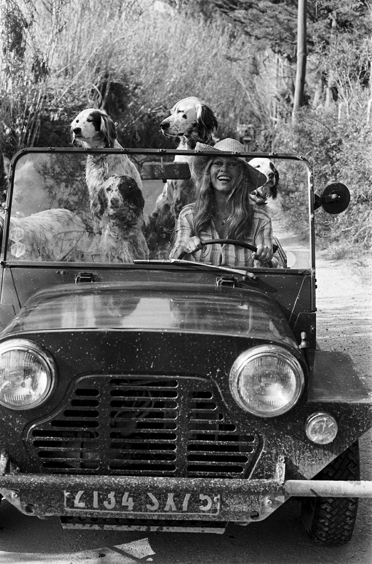 specialcar:  Brigitte Bardot in her Austin Mini Moke, Saint-Tropez, 1960’s