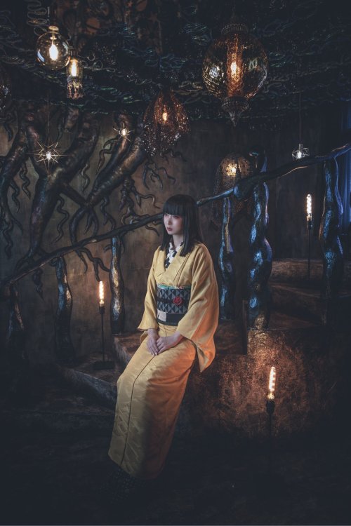 Gothic kimono photoshoot by Shir0xxx&rsquo;s atelier, pairing a golden yellow iromuji with geometric