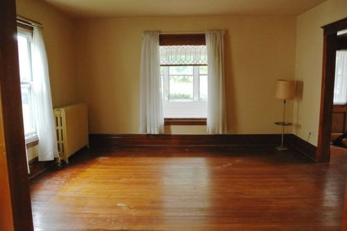 househunting:  ๪,000/4 brWoodstock, IL  There’d be some major renovations that’d have to go into this, like a shower for instance. But the hardwood floors and the sun room sell it for me.