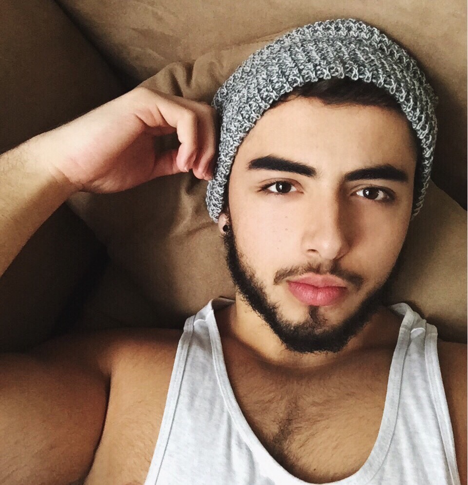 eliaes:feeling the beanie  😍