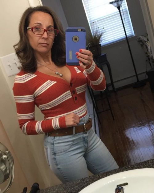 moms-milfs-matures:Firm tits on this MILF.  Thanks for sharing the selfie! So beautiful,lovely sexy 