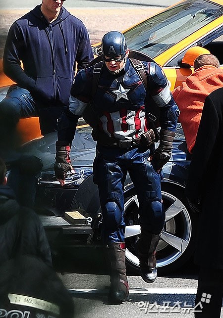 ittybittymanatee:  k4nine:  Captain America(Chris Evans), at the set of Avengers2