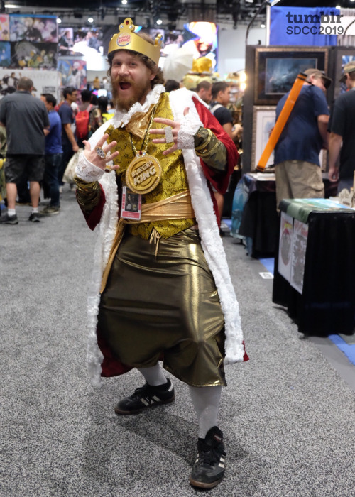 fandom:  Day one of SDCC is over! We survived, the cosplayers thrived, and now we’re giving you the goods.Please gaze upon the spoils of cosplaying experts. We met the true monarch of beef, found Harley Quinn looking a little different (drop the skincare