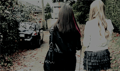 theliarsdaily:every episode of pll: 1x01♡ pilot “not everyone dreams of making it in Rosewood. some 