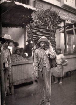 cazadordementes:  Niños trabajando duro en la ciudad de México. Eran conocidos como «mecapaleros» por el tipo de faja con dos cuerdas y una cinta para la frente con la que cargaban los bultos. Foto del Archivo Casasola. Copyright © ®    Look at