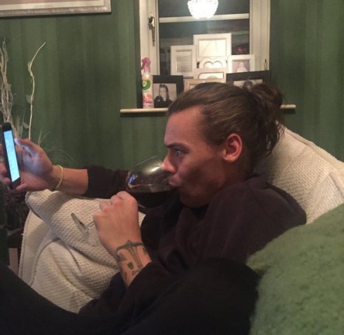 itsmyonedirectionblog:Candid Harry doing normal things