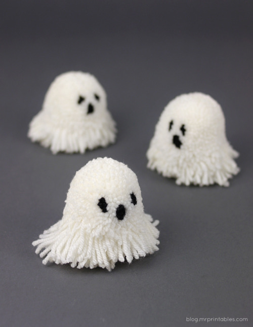 DIY Halloween Pompoms Tutorials from Mr Printables here. For more pompom DIYs go here: truebluemeand