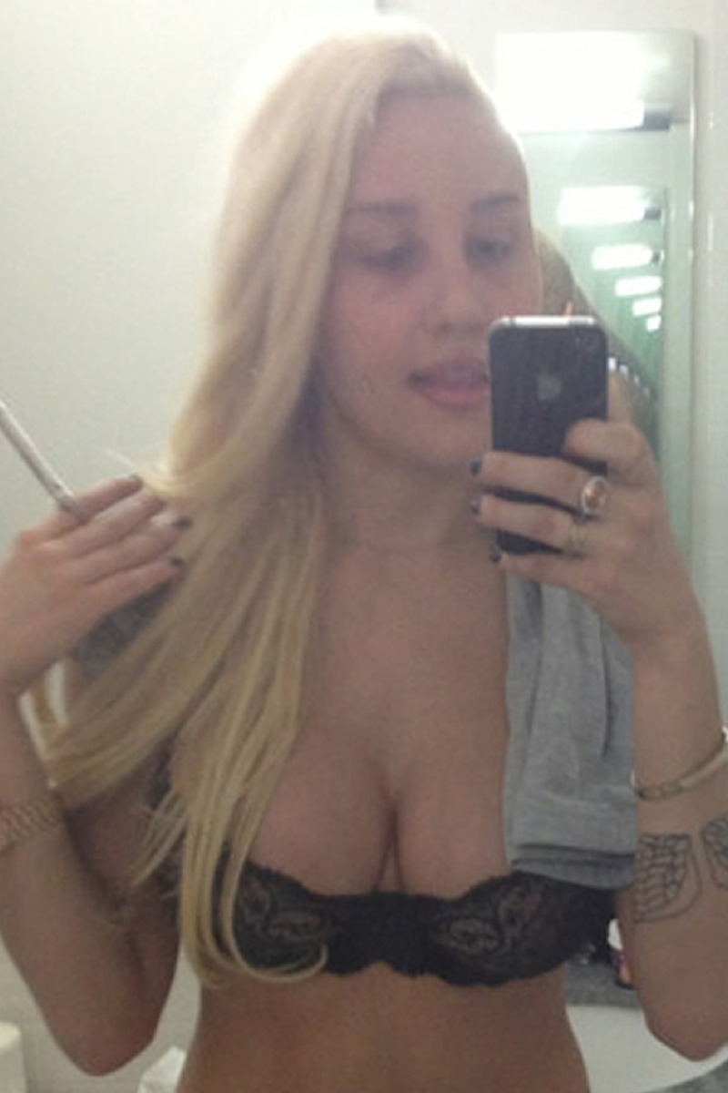 celebssucker:  Amanda Bynes Half-Naked Self Shots Showing Off Her Boobs On Twitter