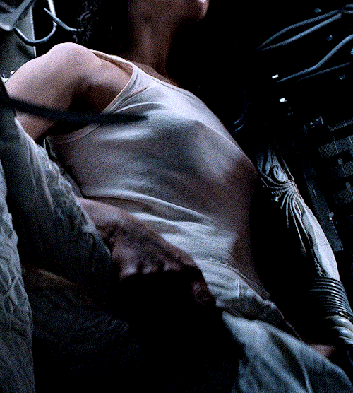 SIGOURNEY WEAVERasELLEN RIPLEYinALIEN1979 - Dir. Ridley Scott