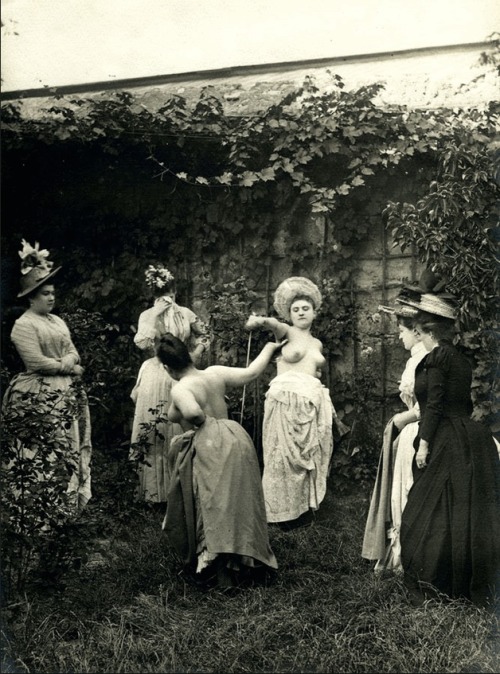iwouldservehim:flowisaconstruct:dead-molchun:Women in a duel 1900. Silver print, France.The first ru