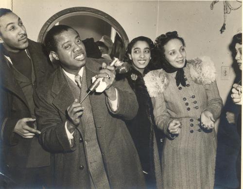 blondebrainpower:  Louis Armstrong works an atomizer while smoking weed with friends early 1940′s