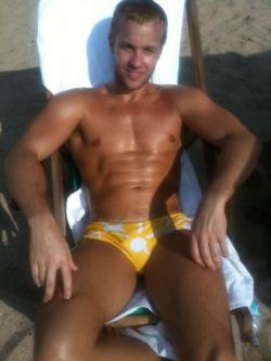 speedofan98:  greenspeedos:  he makes me sweat (and more)  www.speedofan98.tumblr.com