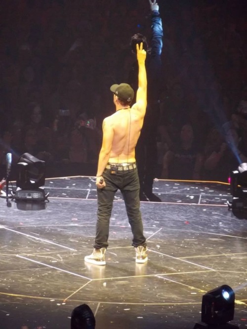kaylaakoolaid:It’s not a New Kids show til Donnie takes his shirt off! ;)