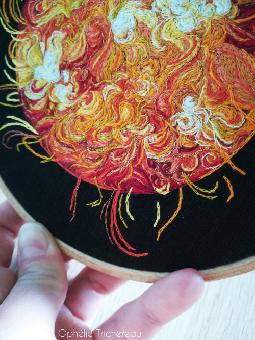 “The Sun”Hand embroidery.DMC embroidery threads on linen.16,5 cm in diameter.https://www.etsy.com/fr