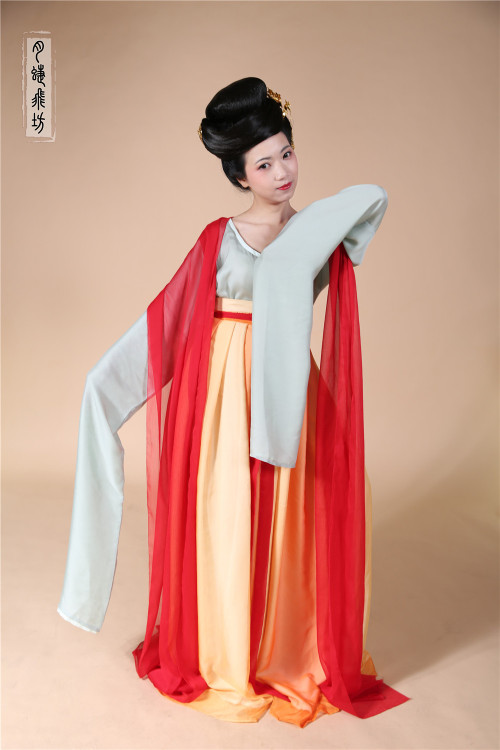 Traditional Chinese clothes, hanfu. Tang dynasty style: 襦裙rú qún,  圆领袍yuán
