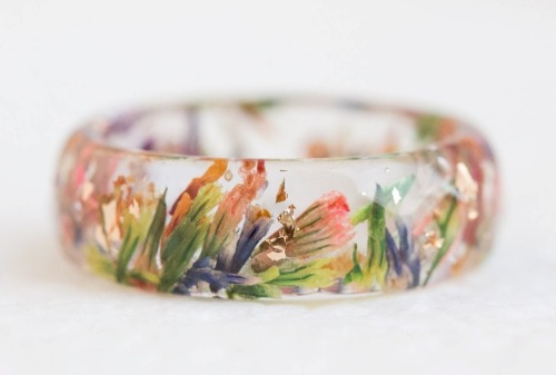 sosuperawesome:Botanical Resin RingsLivin Lovin on Etsy 