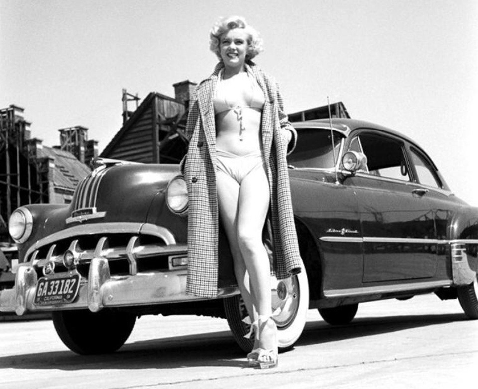 odk-2:   Marilyn Monroe Poses with a Pontiac ”Chieftain” (1951)Photos by Earl
