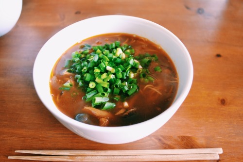 somethingweate: カレーにゅうめんで休日昼ごはん。カレーを作るときはいつも鍋いっぱいにつくって2～3日食べ続けます。ふつうにカレーライス→焼きカレー→最後に鍋底に残