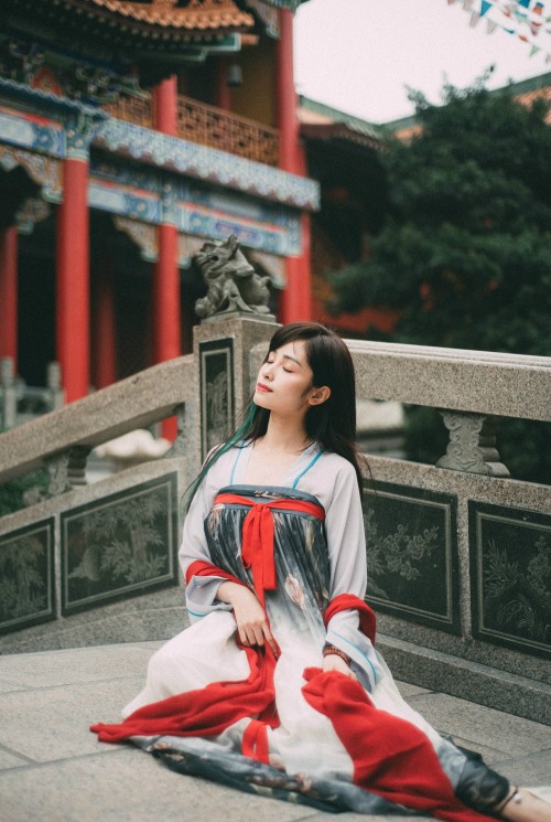 ziseviolet:Hanfu (han chinese clothing) photoset via 桃几姑娘. This hanfu is a ‘Qixiong Ruqun/齐胸襦裙’ and 
