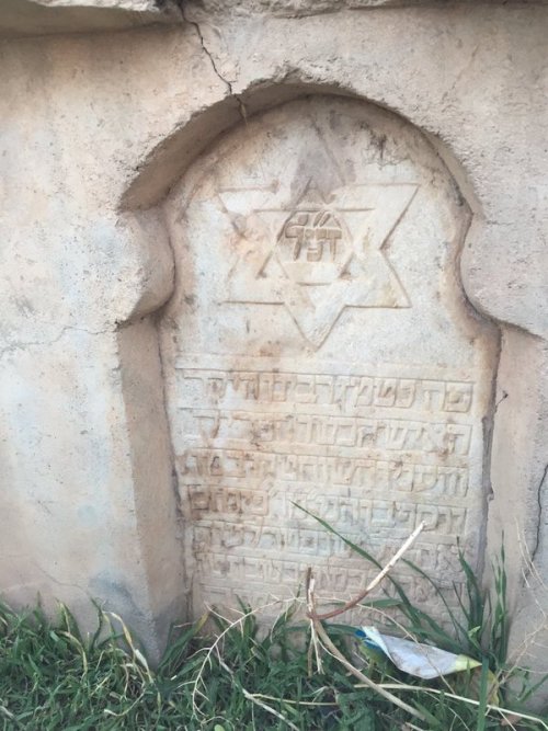 warkadang: HERAT, AFGHANISTAN. Family of Abdul Aziz have looked after the Jewish cemetery in the Fir