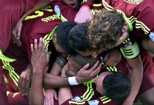 ernestoadrianza:  Venezuela 1 - 0 Colombia  Sangre vinotinto, corazón tricolor.