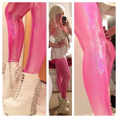 Pink glitter leggings, huge spiked white wedges, platinum hair with pink tips… I’ve nev