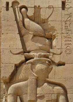 amntenofre:    the God Horus, falcon-headed,