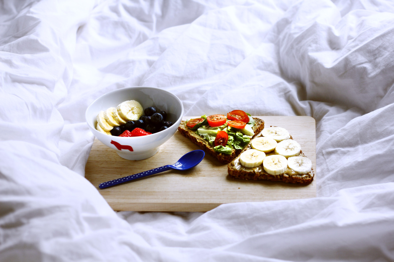 elefantsarevegan:  sunday morning breakfast. it was fresh fruit, and two slices of